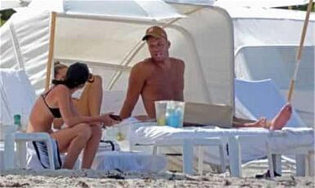 吸烟有害运动生涯？超巨和女友海边度假他抽的不是雪茄是香烟