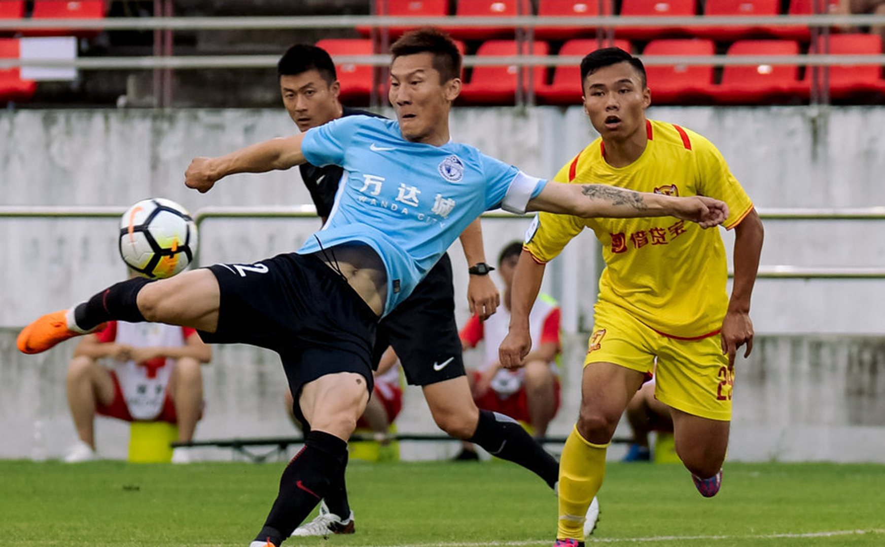 学王燊超*器武**加成？保级队再闹笑话，中超球员赛场之上疑再带项链