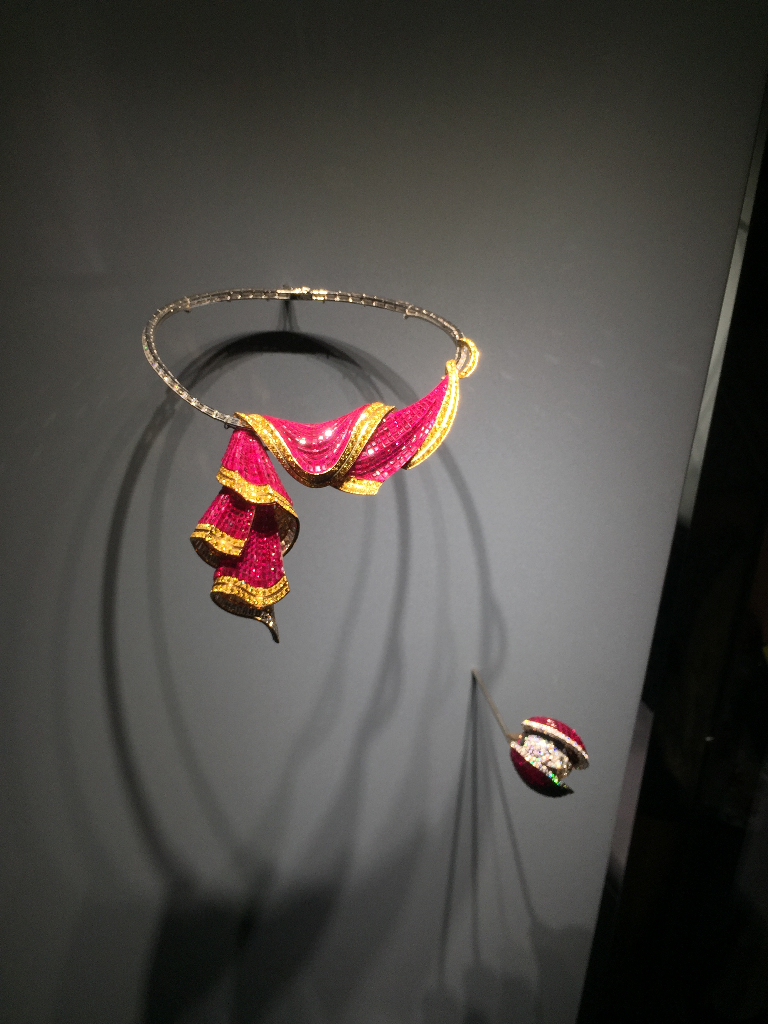 梵克雅宝黑色的四叶草是什么宝石,梵克雅宝四叶草是珠宝吗