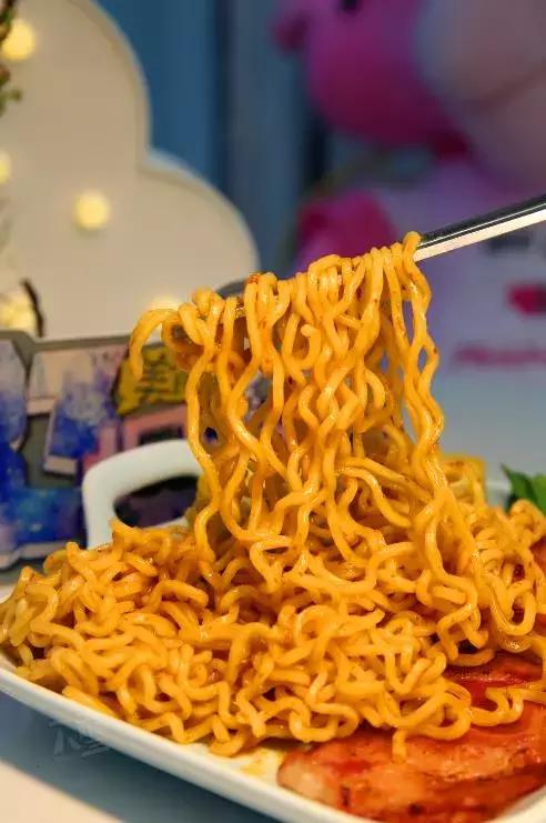 别再发私信问了！环球泡面屋就在珠江路与九都路口……