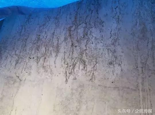 河砂太干净不好吗？坍落度150，振动棒一打就泌水！