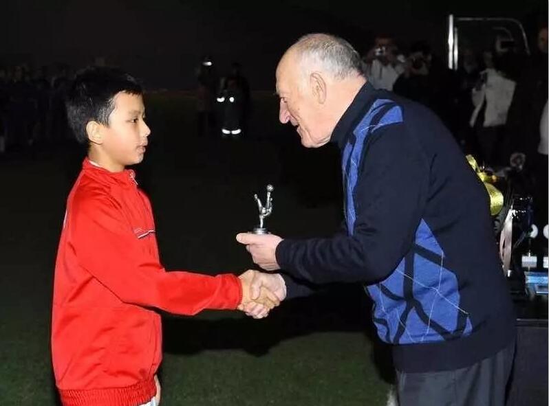 国青天才宣布进入欧洲豪门留洋,混血足球少年