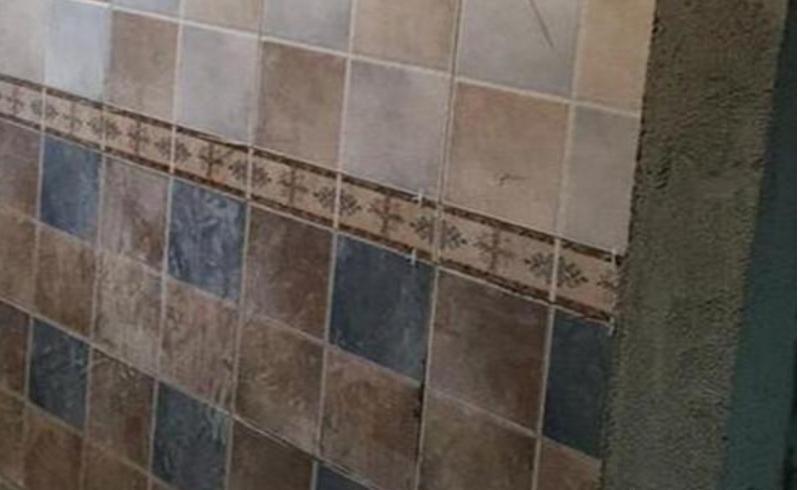 泥工师傅铺贴墙地砖,泥工师傅要轻质砖吗