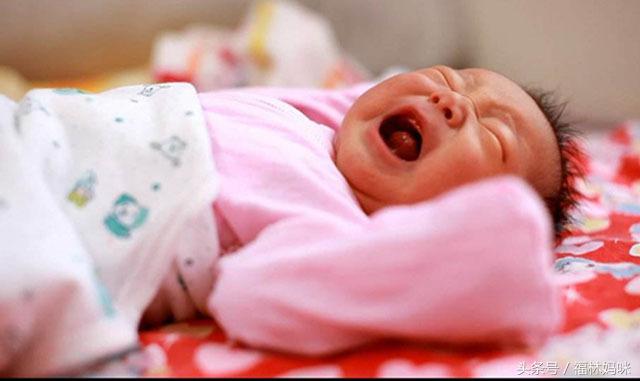 新生儿半夜惊醒哭闹怎么哄都不行,新生儿一到晚上需要安抚才睡觉