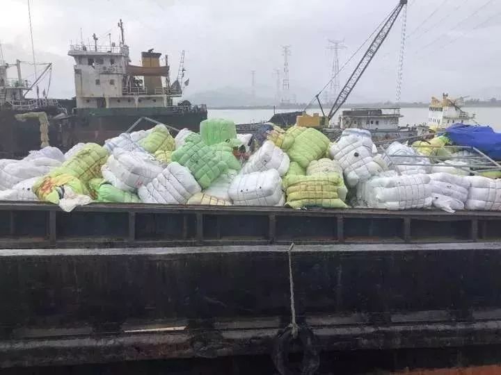 你买的衣服可能来自太平间！恶臭！数百吨韩国人扔掉的旧衣服刚刚被截！