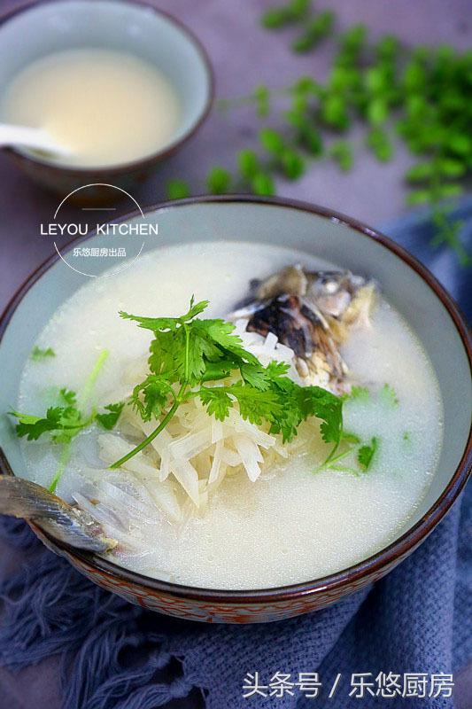 如何炖鲫鱼汤更好喝,怎样煮鲫鱼汤才有营养价值