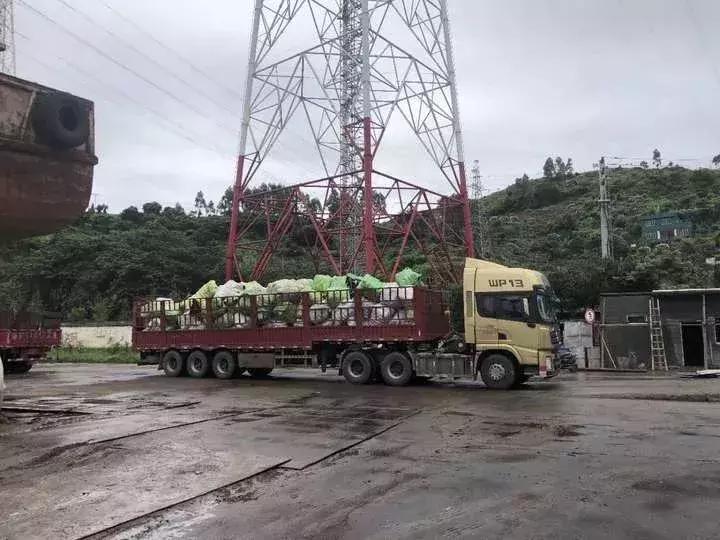 恶臭！数百吨外国人扔掉的衣服被截！你淘的衣服或来自太平间