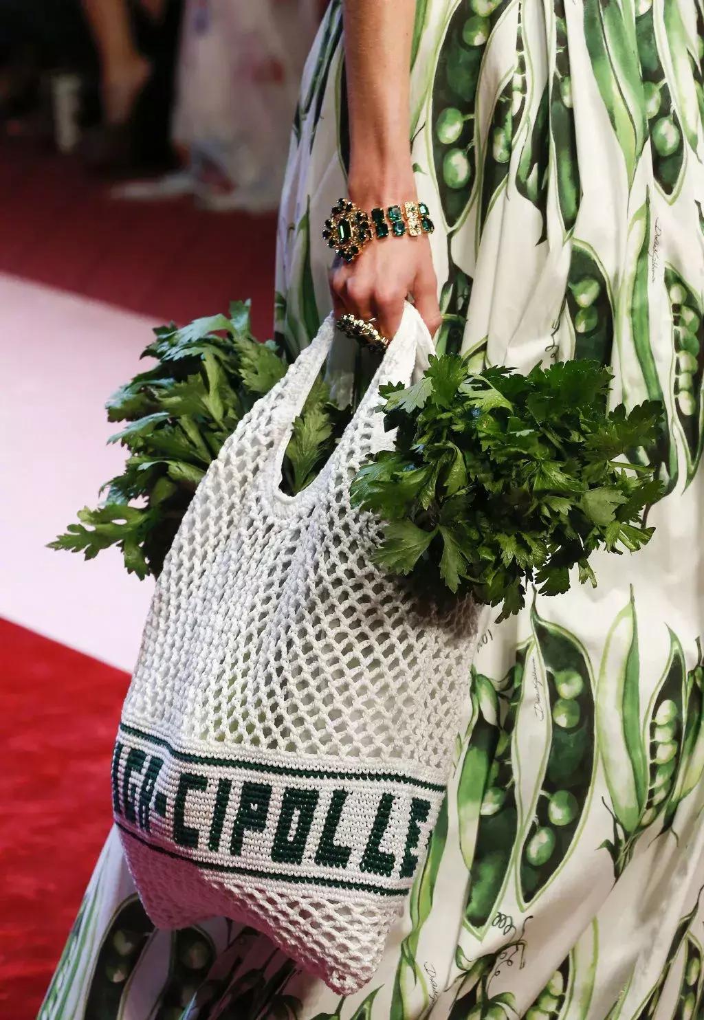 lv最值得买的三款围巾,lv红色羊毛围巾是不是涨价了