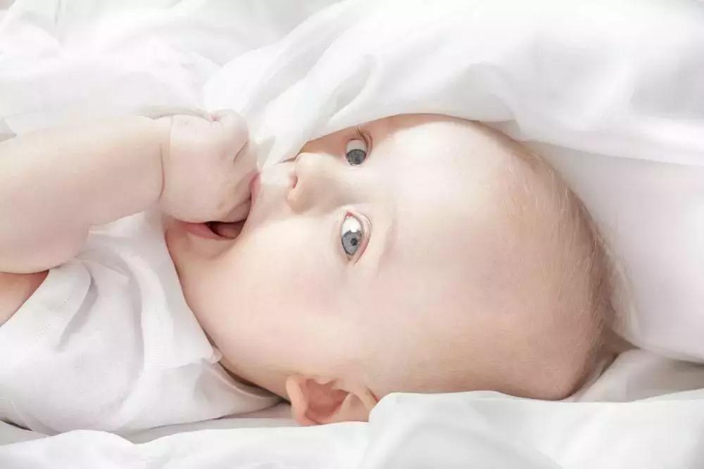 宝宝用什么办法才不吃手,宝宝不吃手是发育迟缓吗