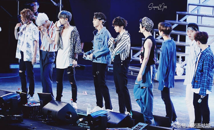 蔡徐坤轻轻一个吻,蔡徐坤王嘉尔勾肩搭背