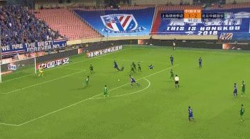 韦世豪竖中指超燃剪辑,韦世豪踢球遭黄牌警告