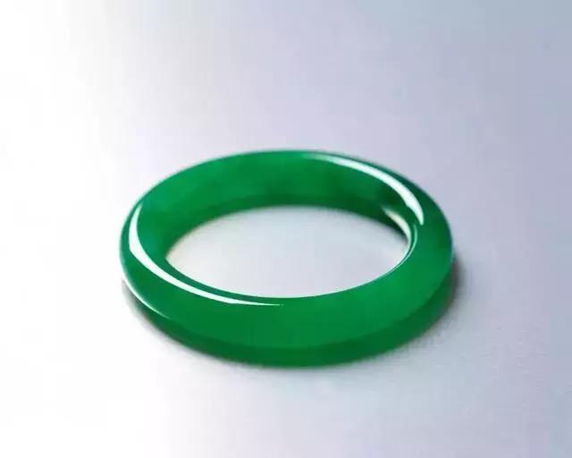 老古翡翠手镯拍卖会,拍卖会上的顶级翡翠手镯