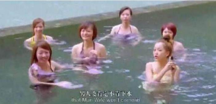 张馨予游泳出场,张馨予泳池出场