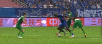 广州队对上海申花韦世豪口吐芬芳,韦世豪对阵上海申花为什么被黄牌