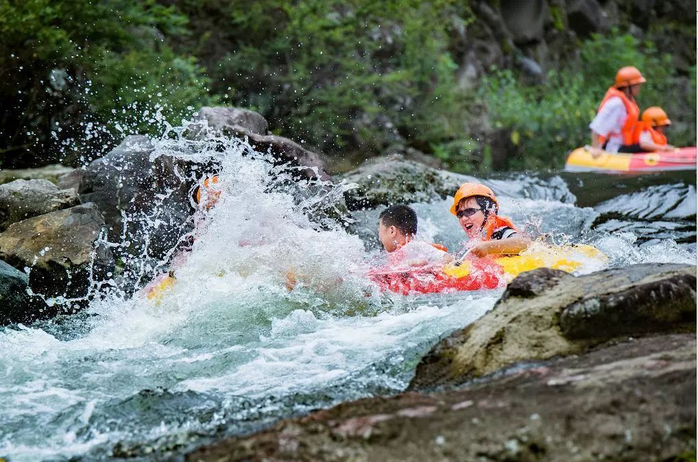 奉化西江漂流和青云峡漂流哪个好,奉化十大漂流景点
