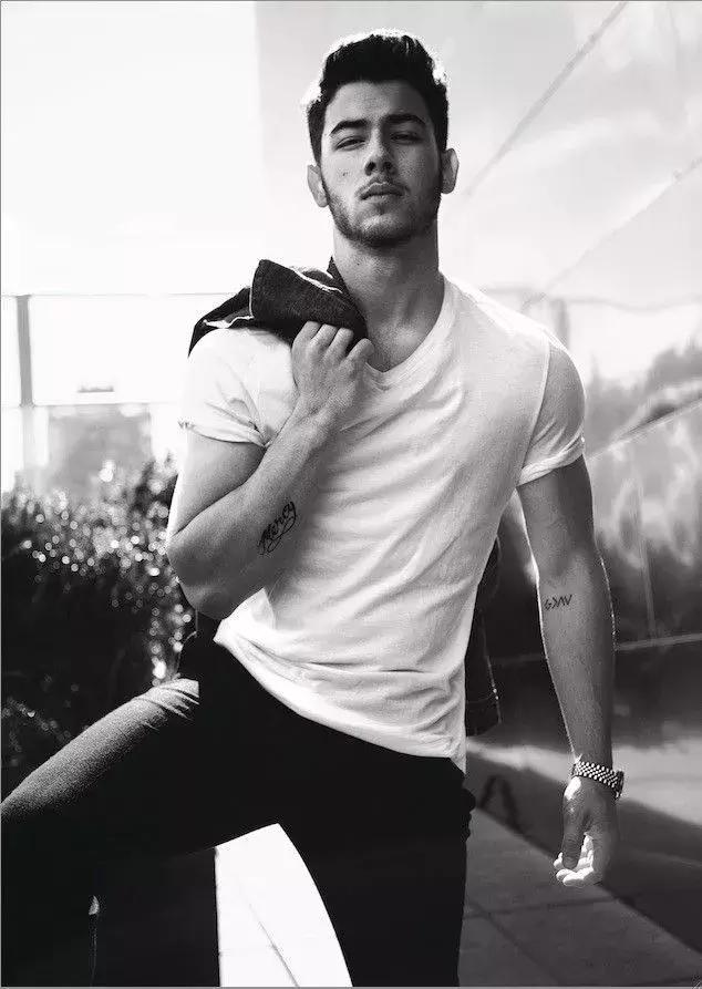 尼克乔纳斯生活照片,尼克乔纳斯姐弟恋