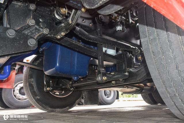 轻量化牵引车德龙x3000大梁整体图,德龙x3000前四后八轻量化大梁