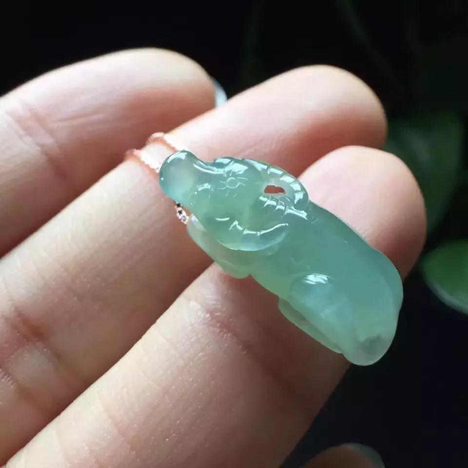 属鼠戴千手观音吊坠什么材质最好,属鼠2018年戴什么饰物