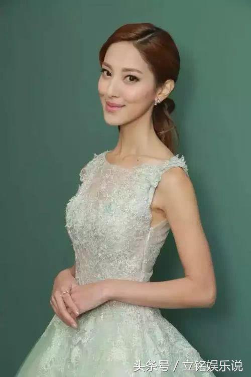 郑嘉颖巴厘岛结婚却让亲友团自费买机票？被吐槽比郭富城还小气！