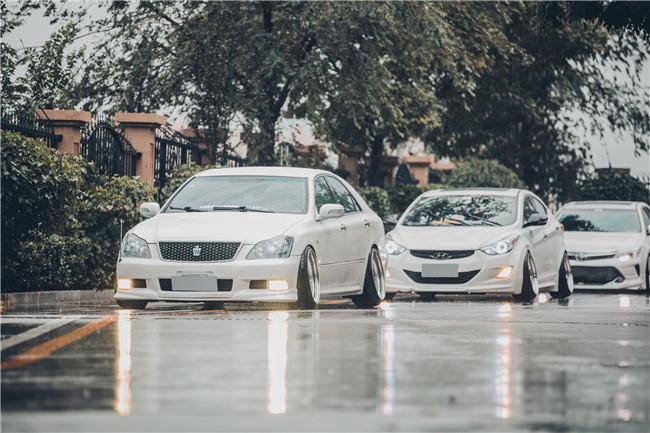 白外黑内反差强烈，为了成为VIP大佬车友竟将两部皇冠“合二为一”