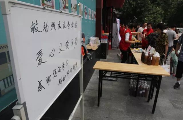 医保专家进社区服务,专家到身边老百姓看病真方便