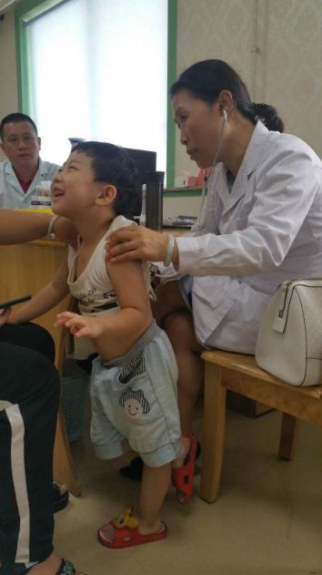 医保专家进社区服务,专家到身边老百姓看病真方便