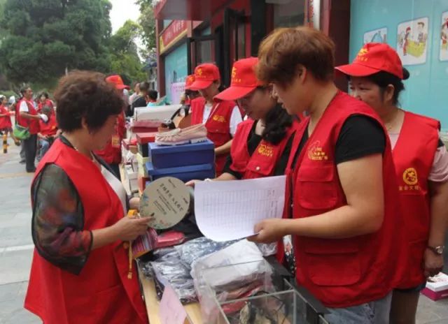 医保专家进社区服务,专家到身边老百姓看病真方便