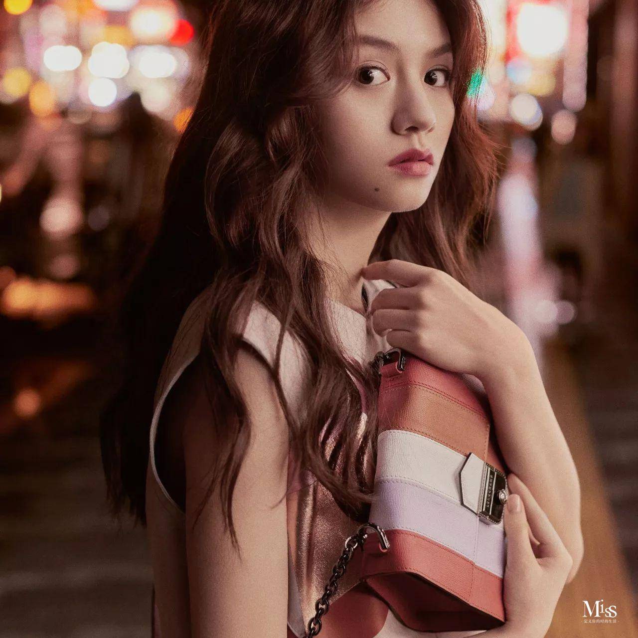 七哥力荐：女人的激吻唇一定要配上海藻卷才是真性感