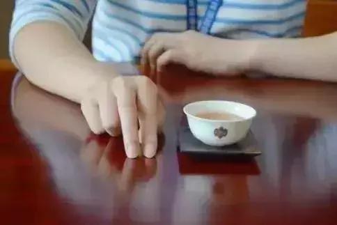 别人给你倒茶为什么要用手敲桌面,别人给你倒茶为何敲桌两下