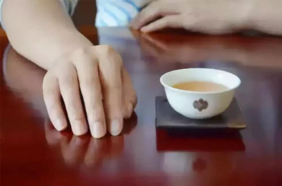 在福建别人给你倒茶要敲桌子吗,给别人倒茶时别人要敲几下桌子