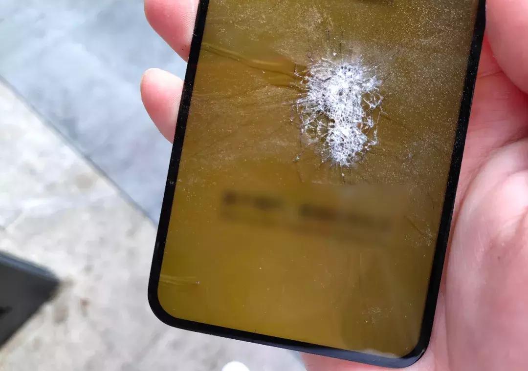 手机钢化膜能抵挡多少压力,什么牌子的钢化膜不怕锤砸不怕摔