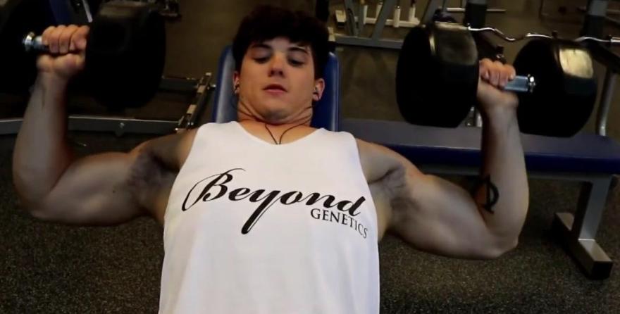 健身发现左右手臂力量相差巨大,健身感觉胸部一边大一边小