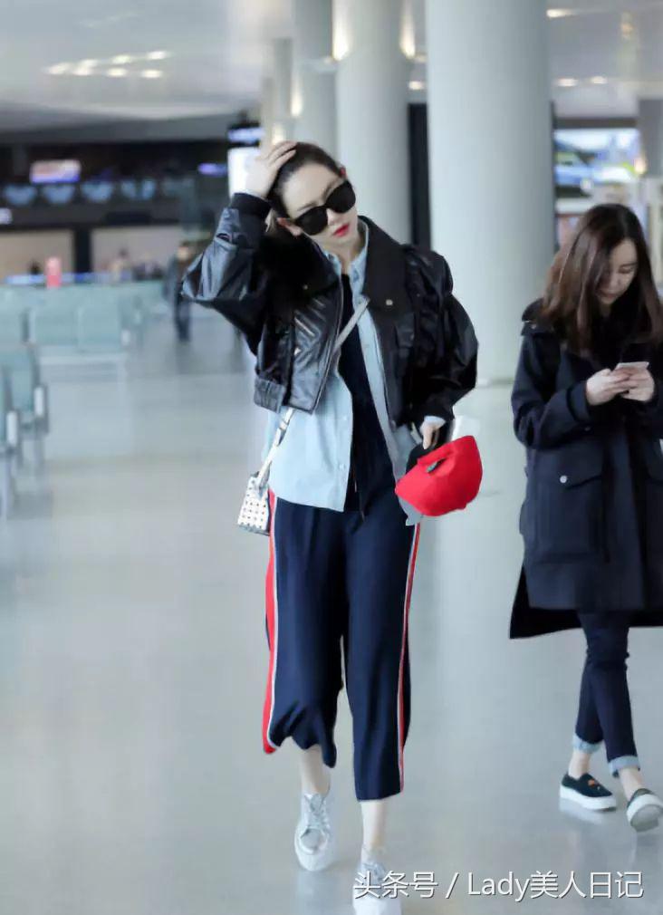 虽然世界杯变成了欧洲杯，但是戚薇的这套德国球衣还是很有看头的