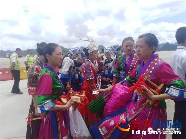 兴义万峰林飞机降落视频夜景,兴义万峰林机场飞机起飞视频