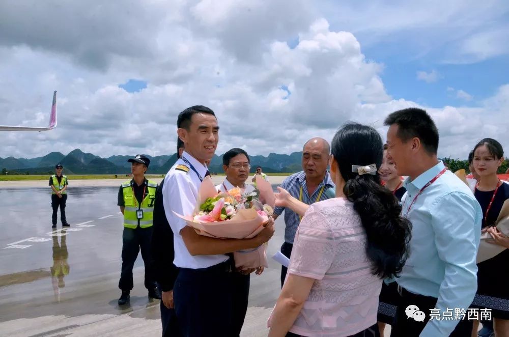 兴义万峰林飞机降落视频夜景,兴义万峰林机场飞机起飞视频