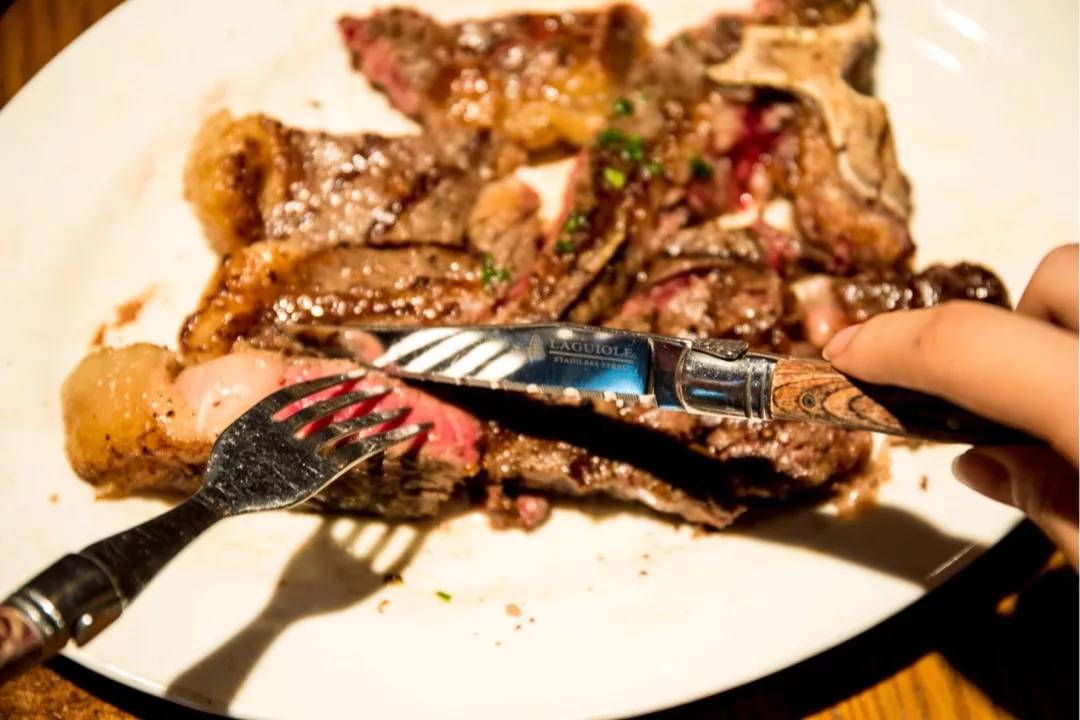 谢霆锋牛排探店,谢霆锋珍藏牛肉