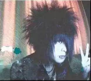 两边头发怎么变蓬松不用发胶,卷头发到底用什么发胶定型不会塌