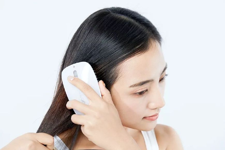 两边头发怎么变蓬松不用发胶,卷头发到底用什么发胶定型不会塌