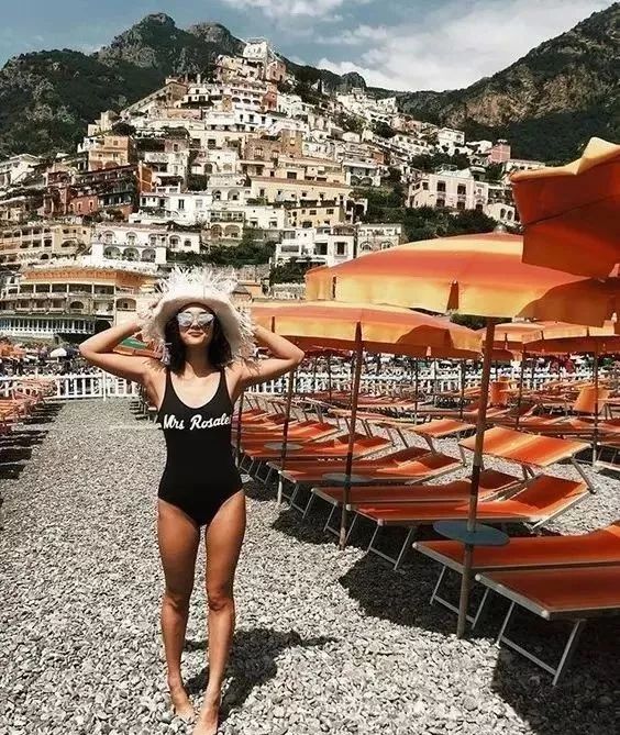 穿泳衣只是为了游泳？知识女性有自己的泳装格调