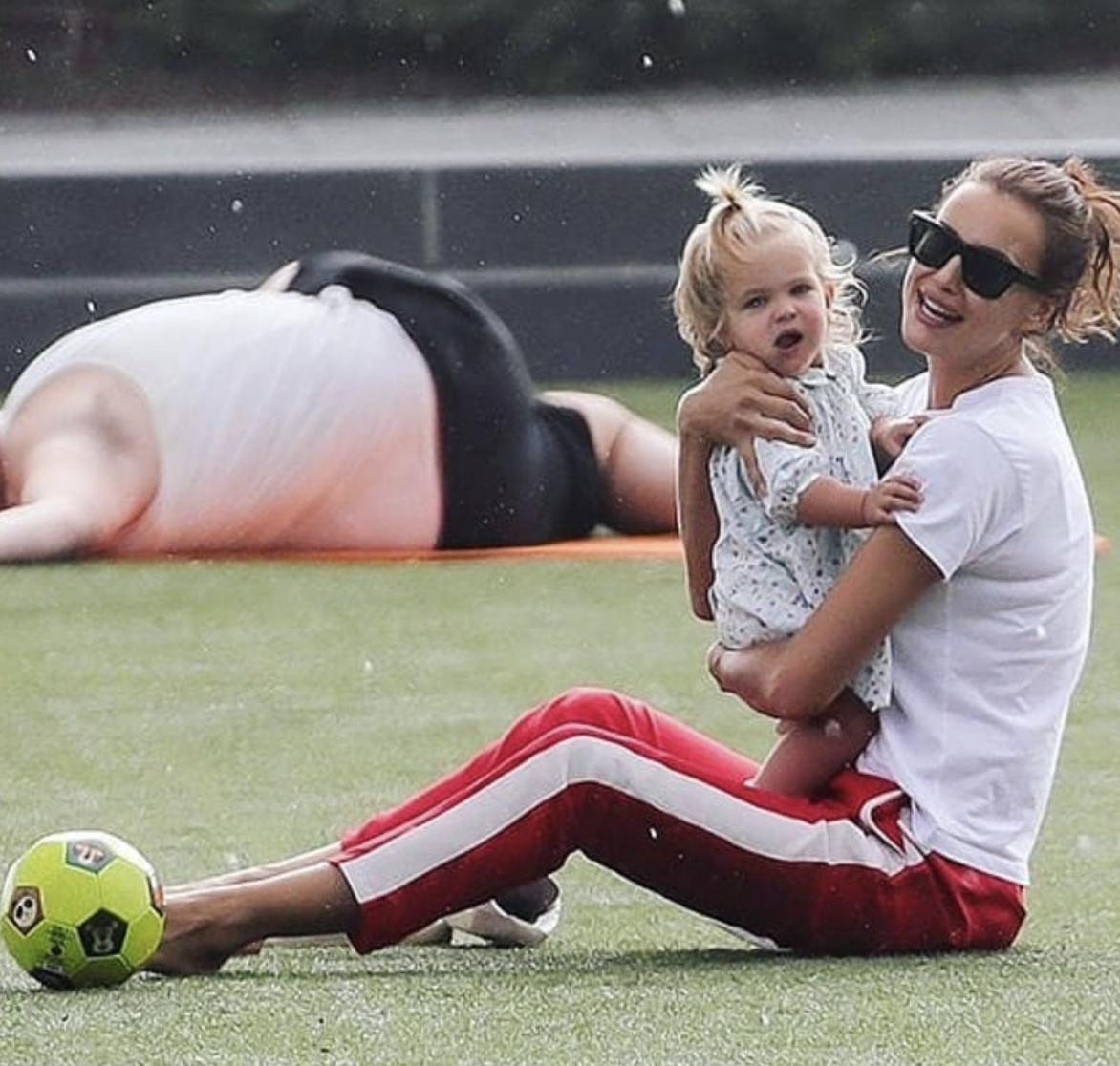 C罗前女友伊莲娜暴雨中带娃,乐开了花,比现任更爱笑
