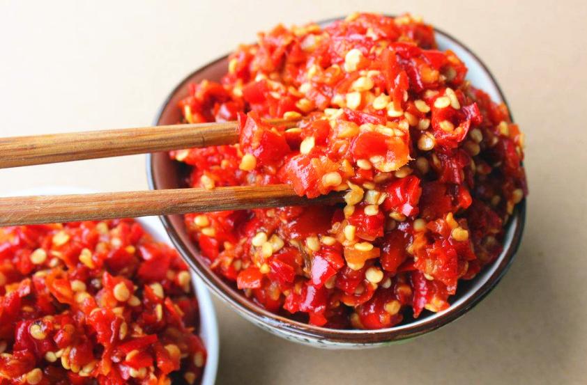 老人做辣椒酱的做法,做老干妈辣椒酱完整视频