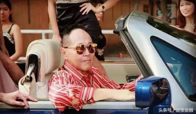 81岁的他还在不断更换女朋友身价百亿的他自称睡过上万佳丽