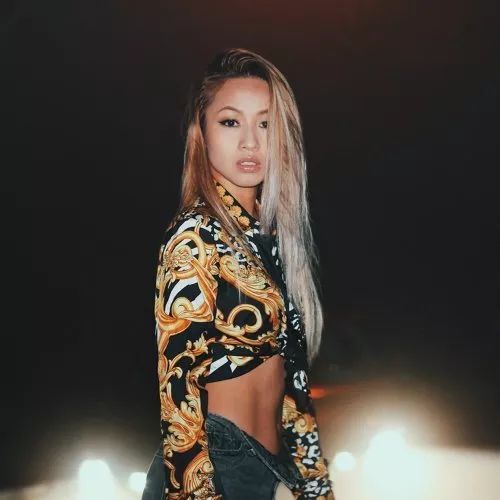 34岁实力女歌手被两度非礼师兄周柏豪挺身护花擒狼