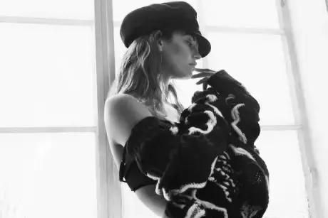 女孩穿上水晶鞋可以操控整个世界,穿上水晶鞋变成美女