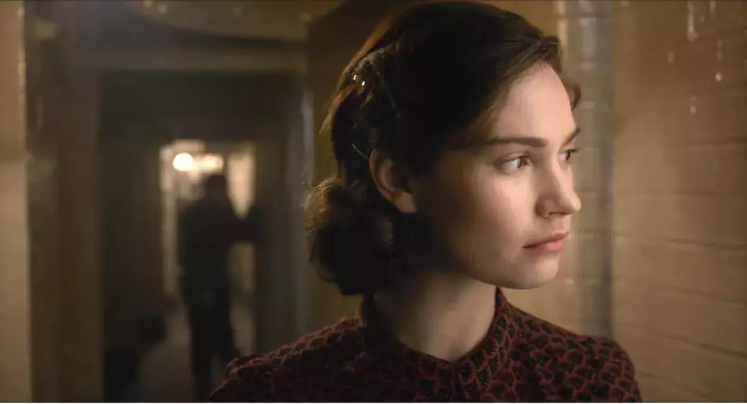 女孩穿上水晶鞋可以操控整个世界,穿上水晶鞋变成美女