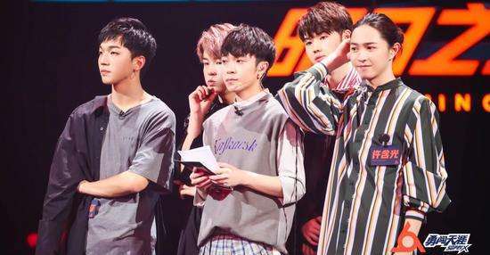 华晨宇吴青峰李宇春我只在乎你,明日之子2华晨宇vs吴青峰谁赢了