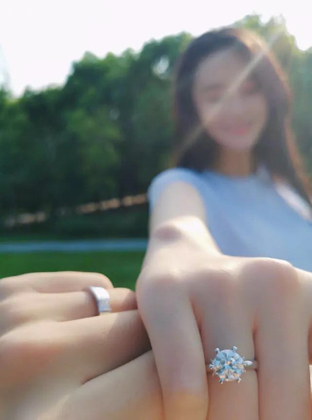 张馨予和何捷结婚照,张馨予和老公何捷军装照片