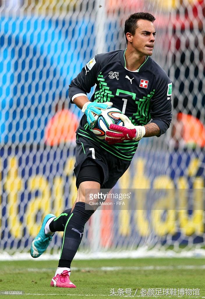 世界杯鸳鸯足球鞋,世界杯彪马鸳鸯足球鞋绿橙