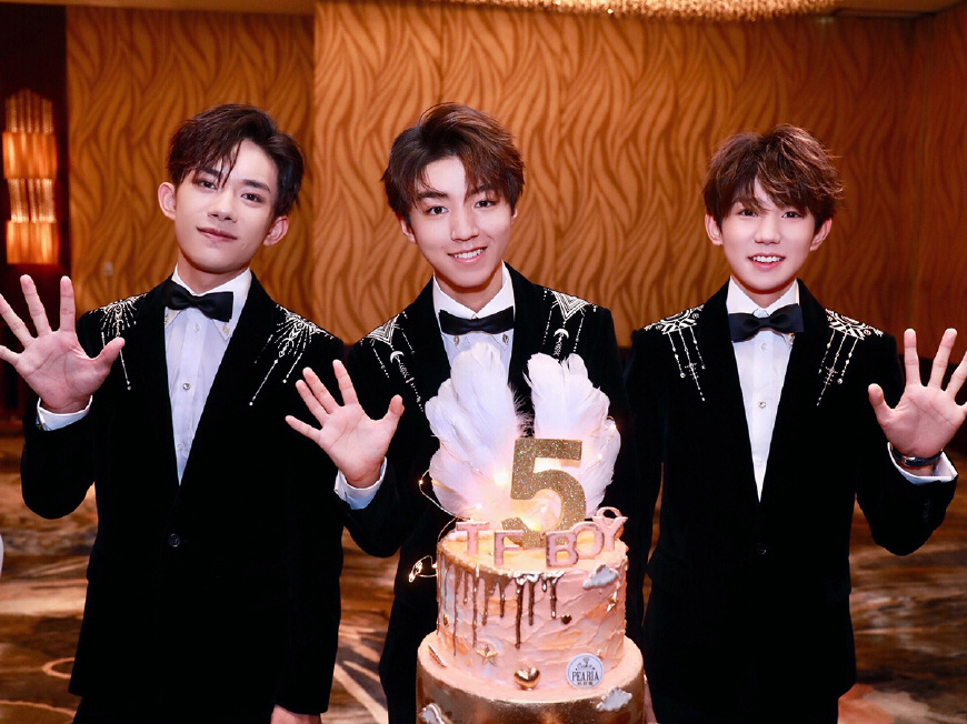 tfboys易烊千玺个人solo红衣,tfboys七周年演唱会易烊千玺服装