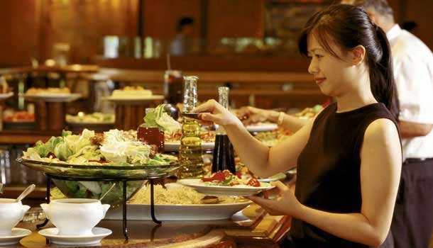 吃自助餐到底要不要吃到扶墙走呢,你吃自助餐最丢人的经历